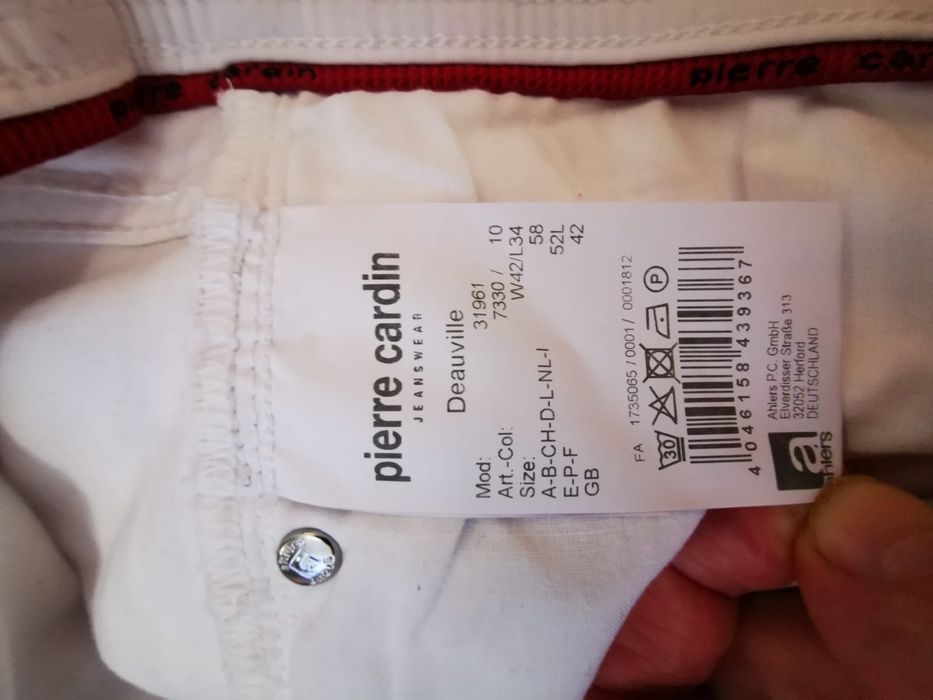 Белые мужские джинсы