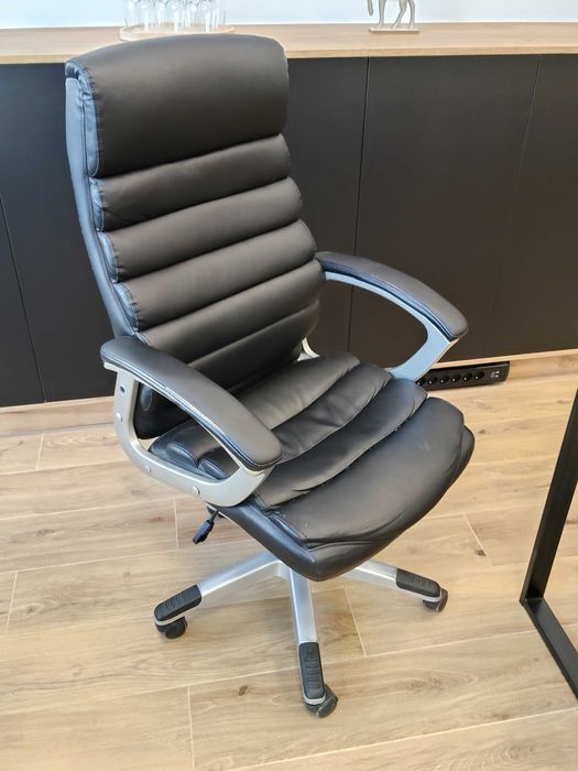 Fotel biurowy w kolorze czarnym na kółkach