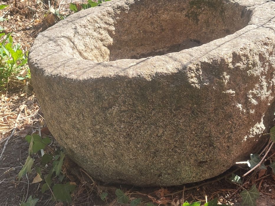 Pia/Bebedouro em pedra rústica esculpida