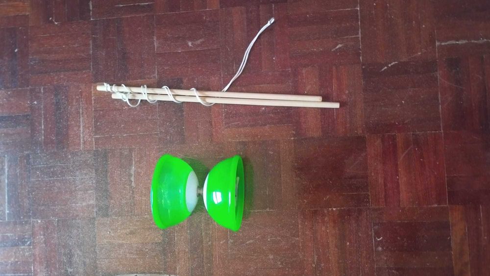 Diabolo de Malabarismo (Verde) com Baquetas