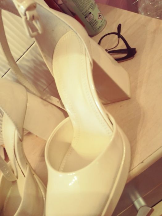 Buty lakier obcas kostka krem bershka 36