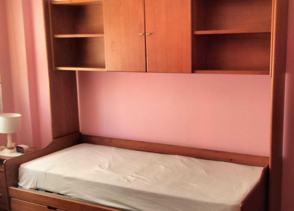uma cama de estudio em bloco com arrumação superior e uma segunda cama embutida (cama de gavetão) 185x80 cm