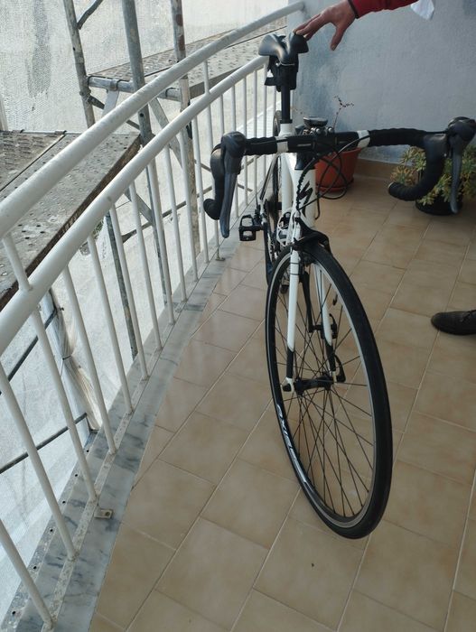 Bicicleta de estrada praticamente nova