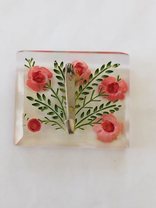 lindo broche vintage em lucite