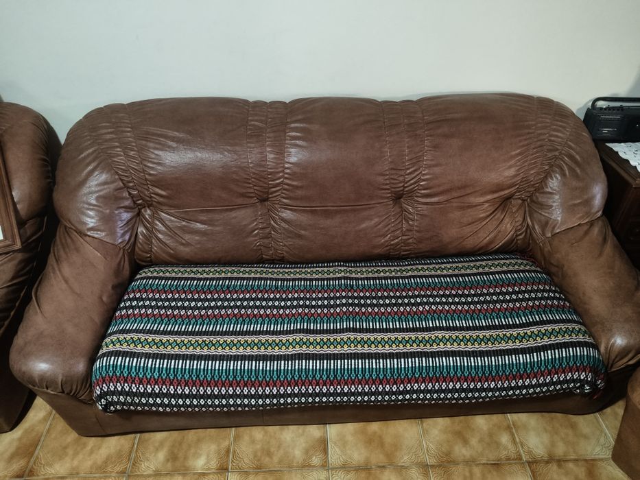 Vendo sofá cama de 3 lugares em pele sintética
