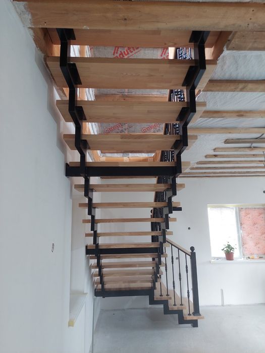 Сходи ЛОФТ на металевому каркасі перила ступені дуб ясен бук сосна