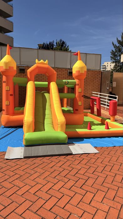 Vendo Insuflável Castelo com Escorrega – Excelente Estado