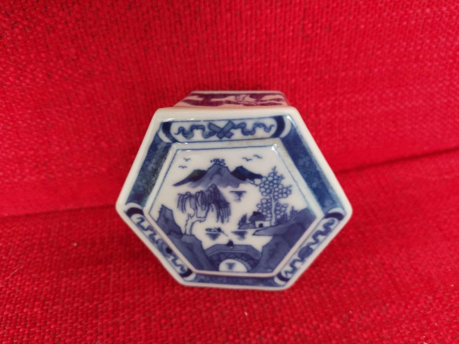 Caixa hexagonal em porcelana azul e branca