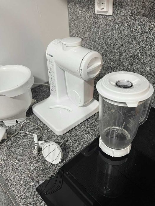 Robô cozinha BOSCH MUM4 Branco, Taça, 3 Varetas + Liquidificadora