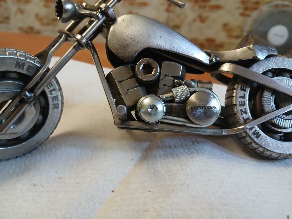 Модель мотоцикла из болтов и гаек