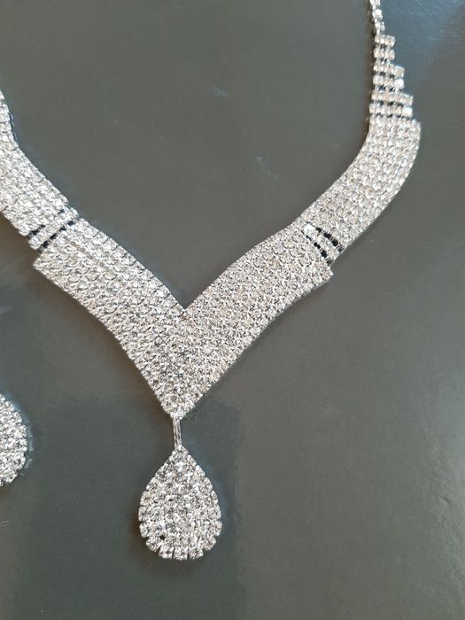Conjunto colar / fio / gargantilha e brincos em brilhantes