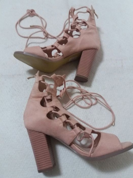 Sapatos (Botins) de salto alto abertos com atacadores (Novos - Tam.37)