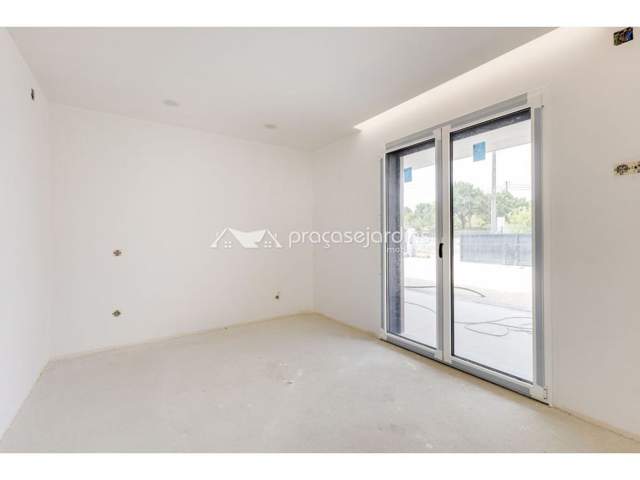 T3 Moderna Moradia Nova, próxima de Leiria