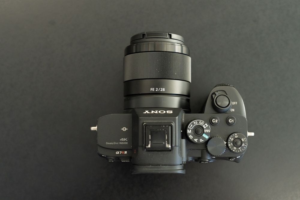 Sony A7R IV + Sigma 24-70mm F2.8 II + Sony 40mm F2.5 + filtros e 2 baterias. ( Objetiva equipada na câmara não incluída )