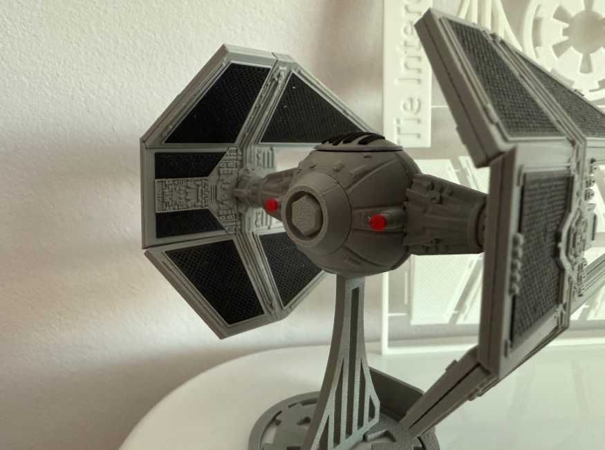 Modelo KitCard do TIE Interceptor Altamente Detalhado