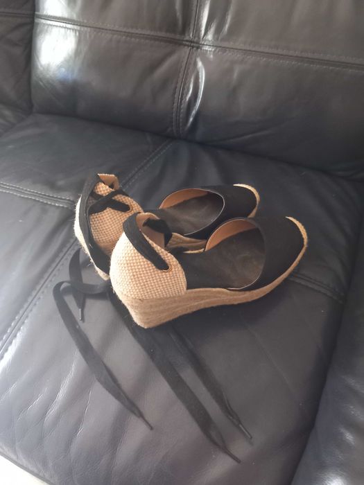 SAPATOS DIEKMAN PRETOS COM CUNHA E FITA