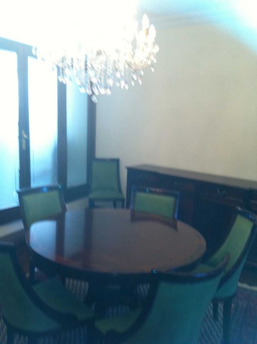 Mesa de jantar circular com alongamento de 80cm em mogno estilo inglês e com pé de galo - NOVA