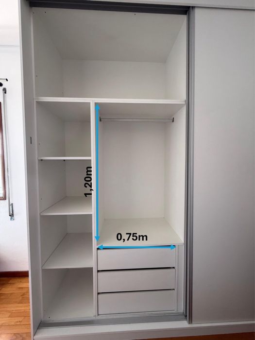 Armário branco com gavetas e portas de correr
