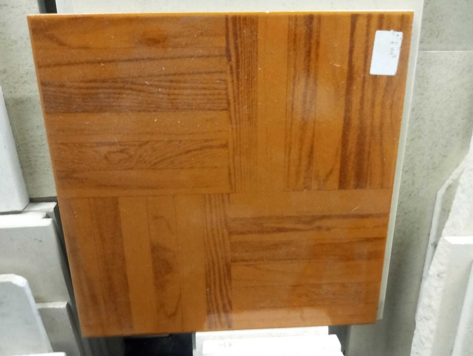Tijoleira tipo madeira (soalho) com  33,3 x 33,3 x 7 mm,  7m2
