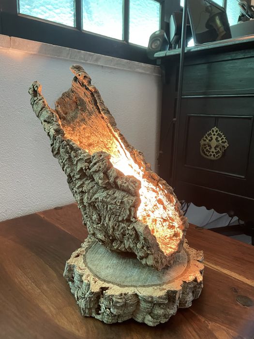 Candeeiro artesanal, rústico. Feito de cortiça. Ideal para iluminar e decorar.