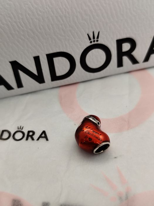 Conta coração com gorro da Pandora