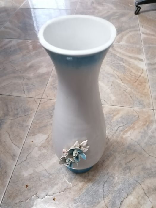 Jarro em porcelana e pintado
