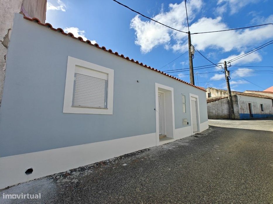 Moradia típica portuguesa no centro da aldeia