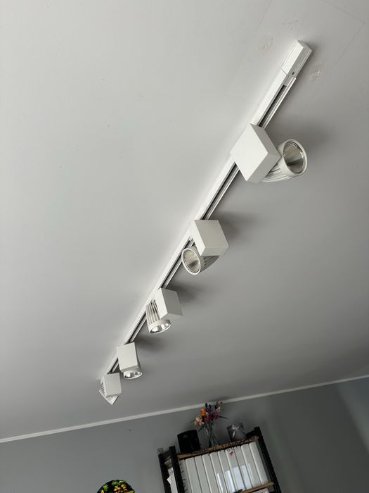 Oswietlenie szynowe z 5 lampami LED, reflektorami