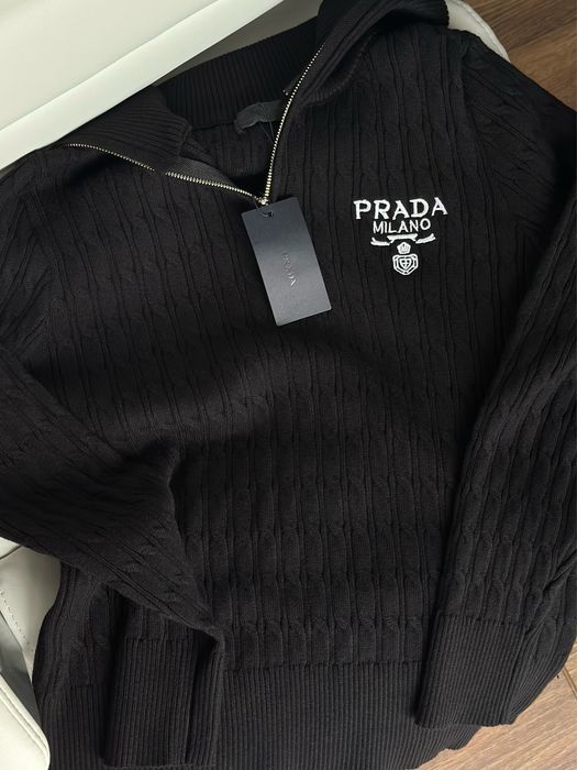 Кофта Prada з горловиною