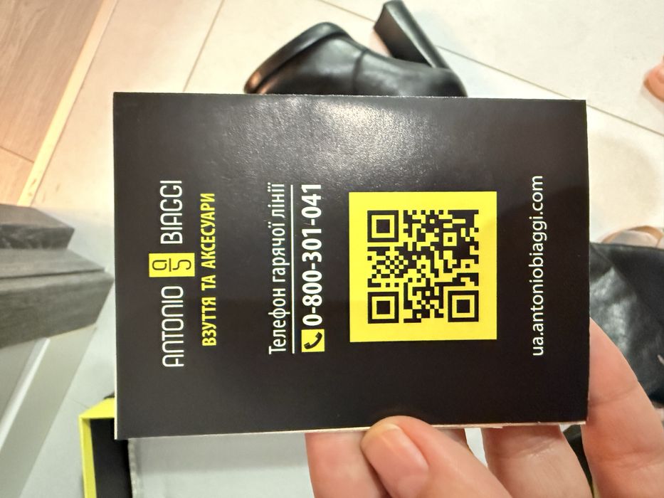 Високі чорні шикарні сапоги