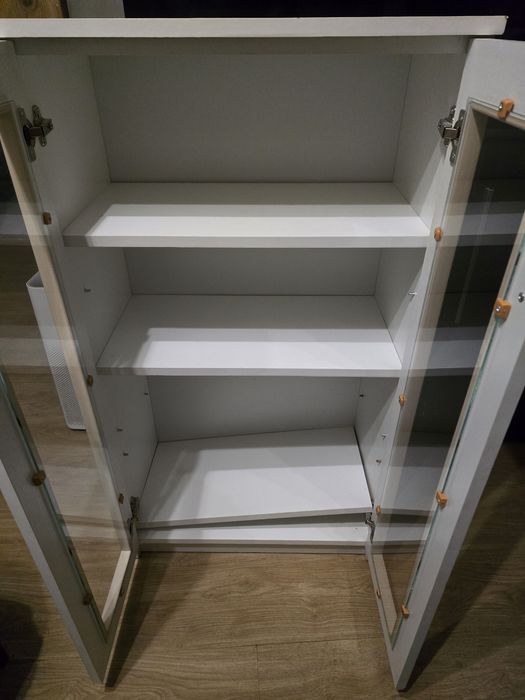 Komoda ze szkłem i półkami
