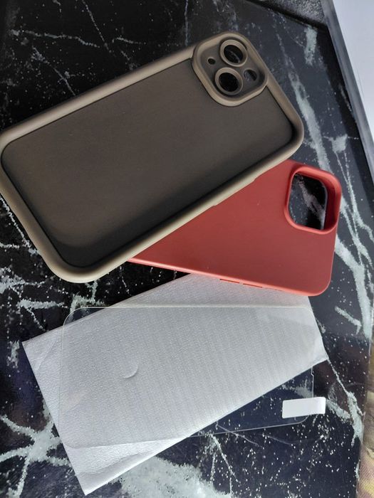 Продам два чохла та захисне скло до iPhone 13