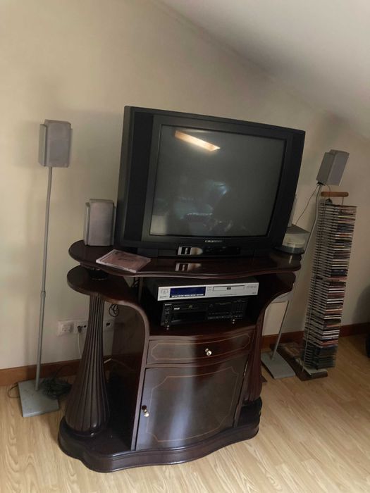 Movel antigo e TV Grundig