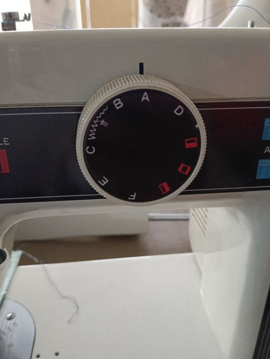 Máquina de costura REFREY