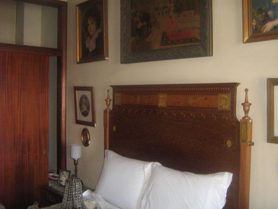Cama de casal em madeira de vinhático com marchetaria