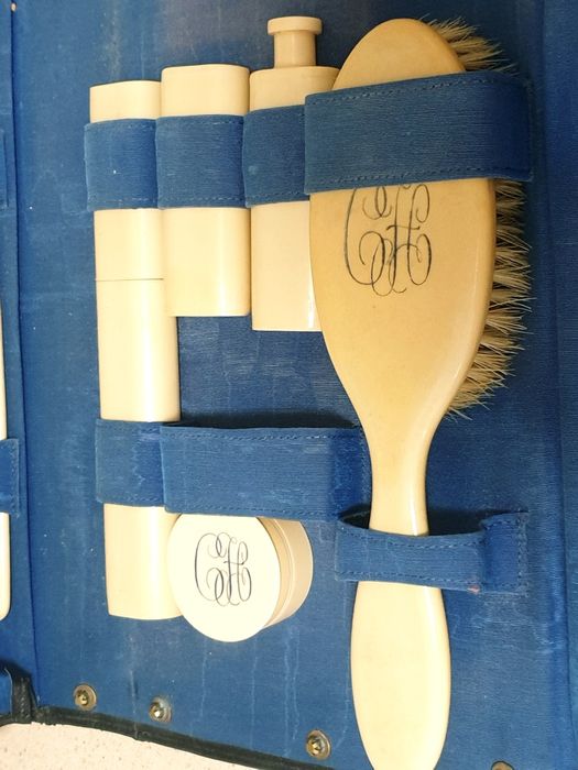 Fantástico antigo estojo de viagem de toilete