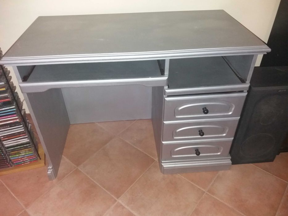 Escrivaninha/secretária e mesa cabeceira em mogno, pintadas prateado