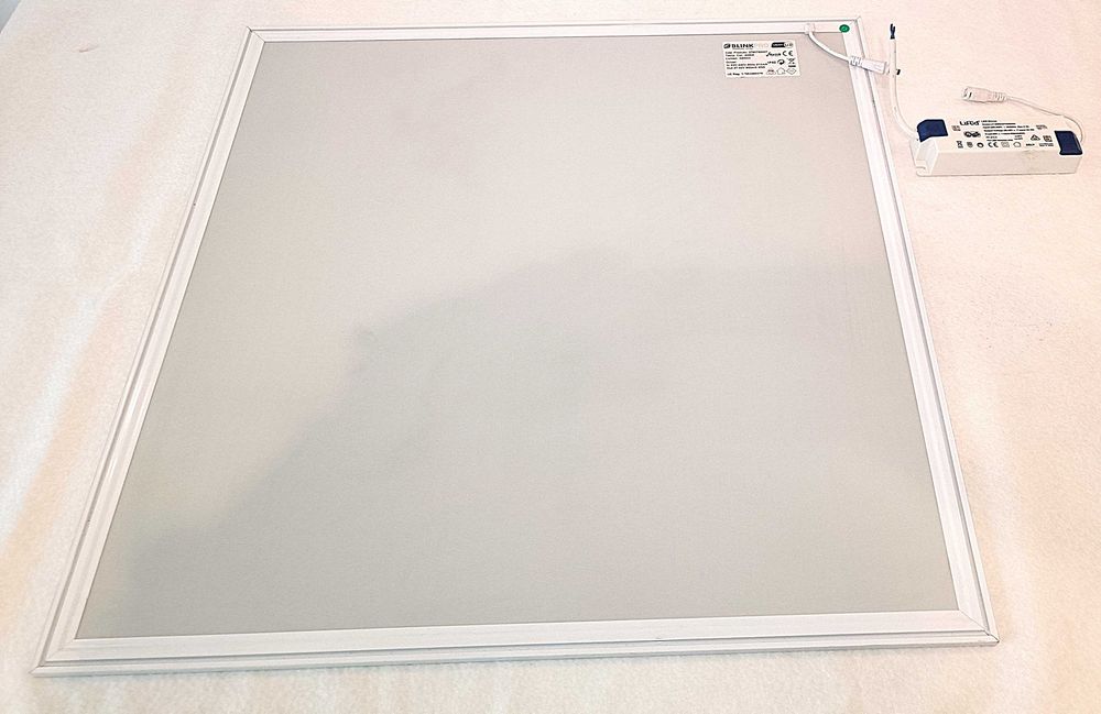 LEDs de encastrar no tecto (6 painéis quadrados e um redondo)