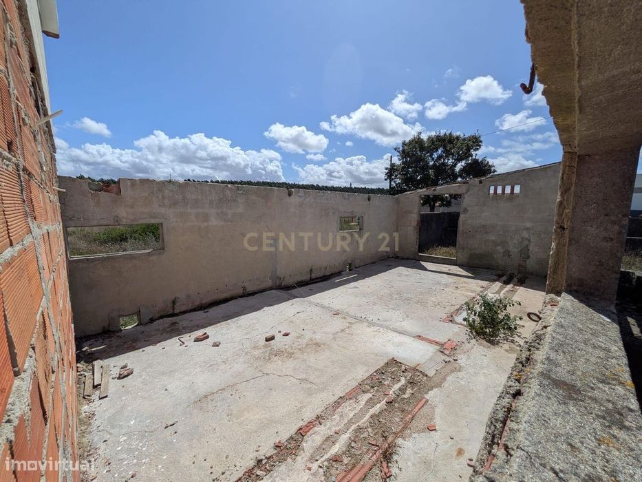 Terreno Urbano com moradia e projeto aprovado – Cezaredes, Lourinhã