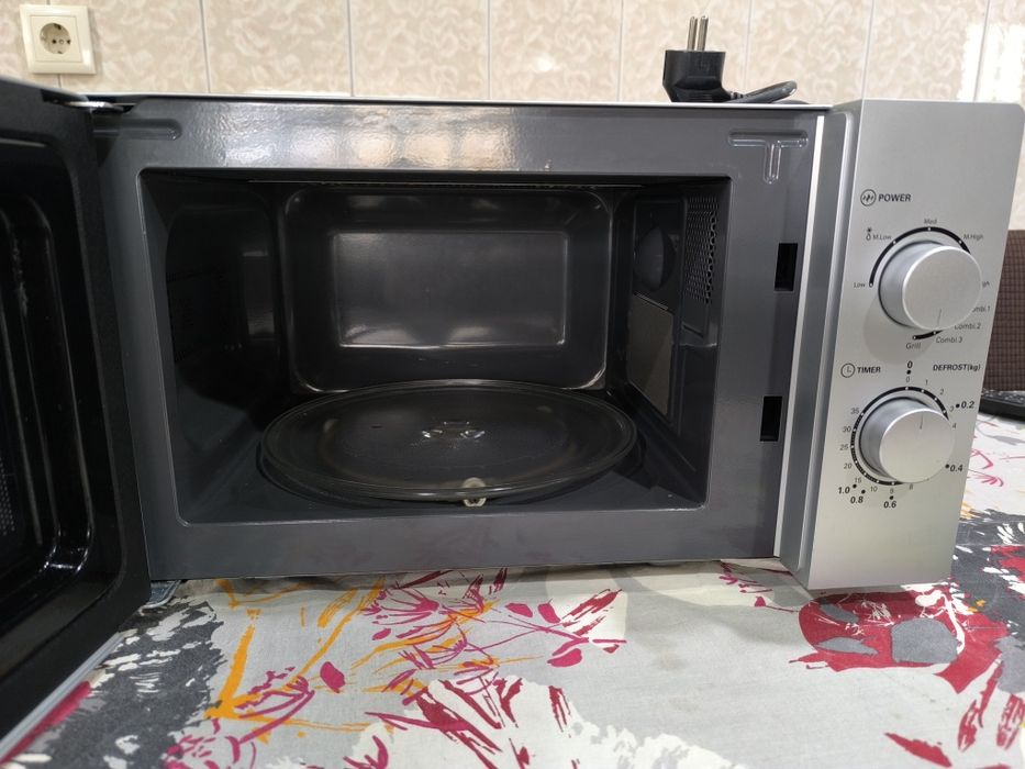 Microondas Savoid  com Grill, a funcionar