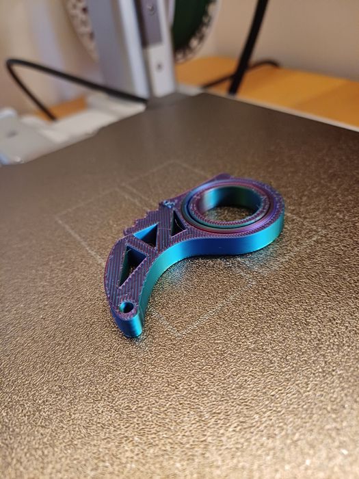 Key spinner kolor aurora

Dobre wykonanie

Fajny kolor

Złodziej nudów