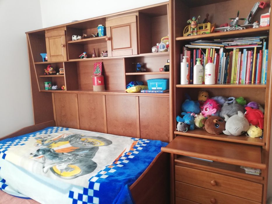 Estúdio de solteiro em faia usado como novo