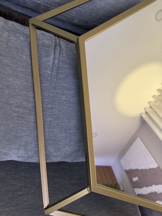 Espelho Decorativo Geométrico com Moldura Dourada – 80€