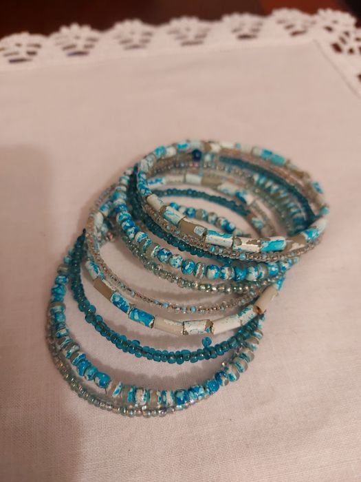 Pulseira de 10 voltas c/várias contas Turquesa e Branco.