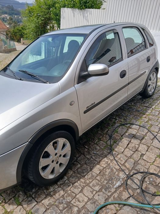 Vendo Opel Corsa 1.7 Dti, do ano 2002. Ótimo estado.