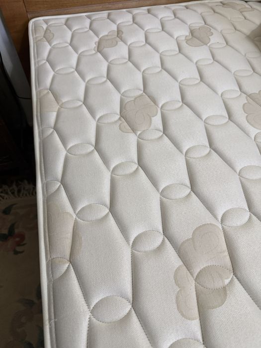 Cama e colchão 140x185