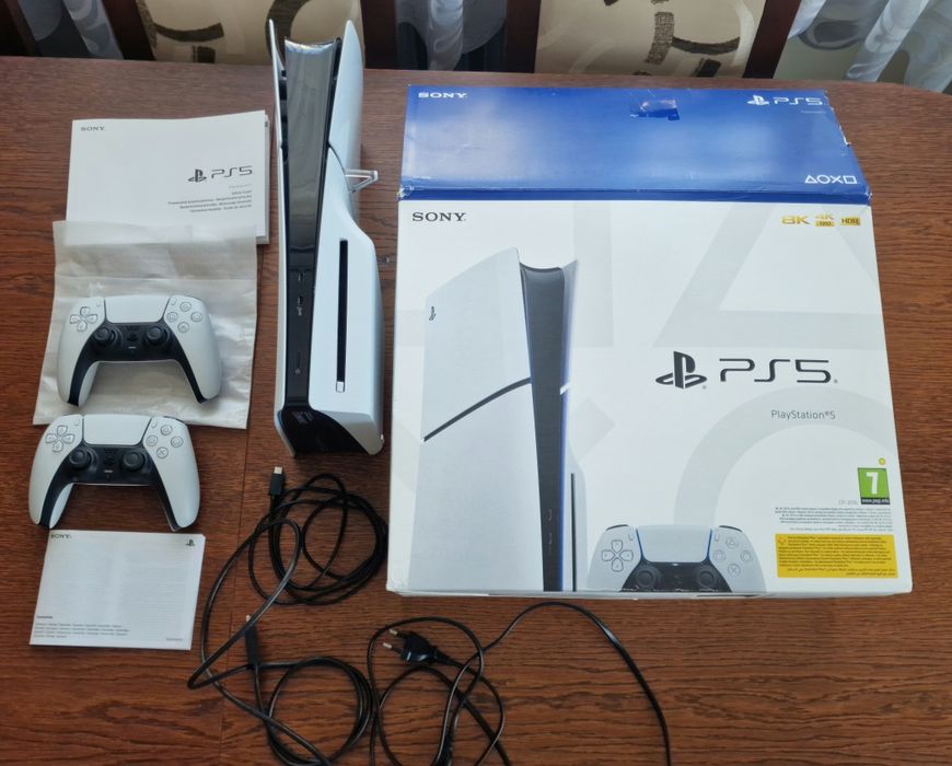 Playstation 5 slim  z napędem +  2 pady, pudełko