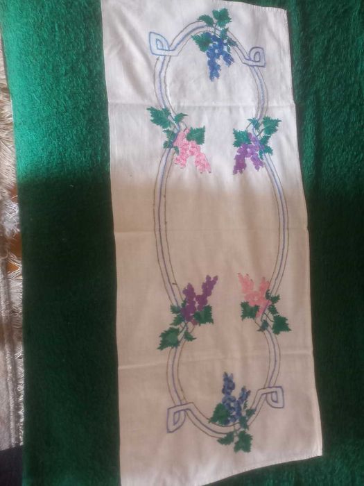 Вишита серветка доріжка