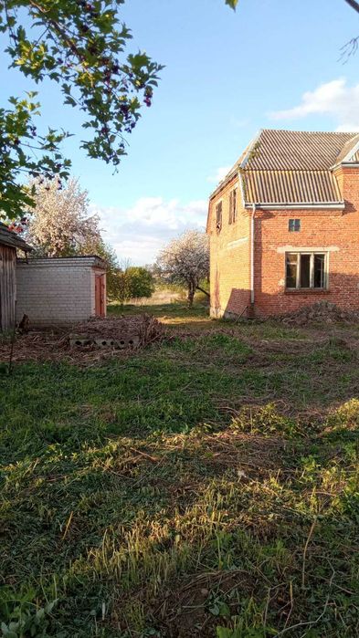 Будинок та земельна ділянка 0,5 га в дуже гарному місці близько Львова