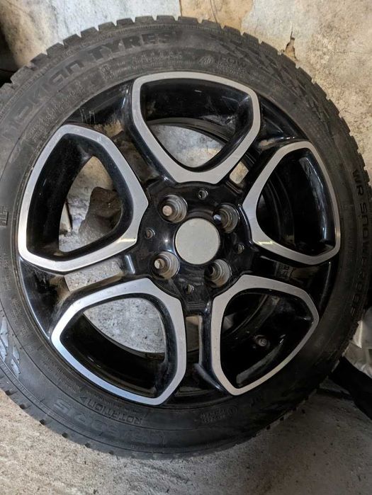Felgi 4x100 z oponami zimowymi.